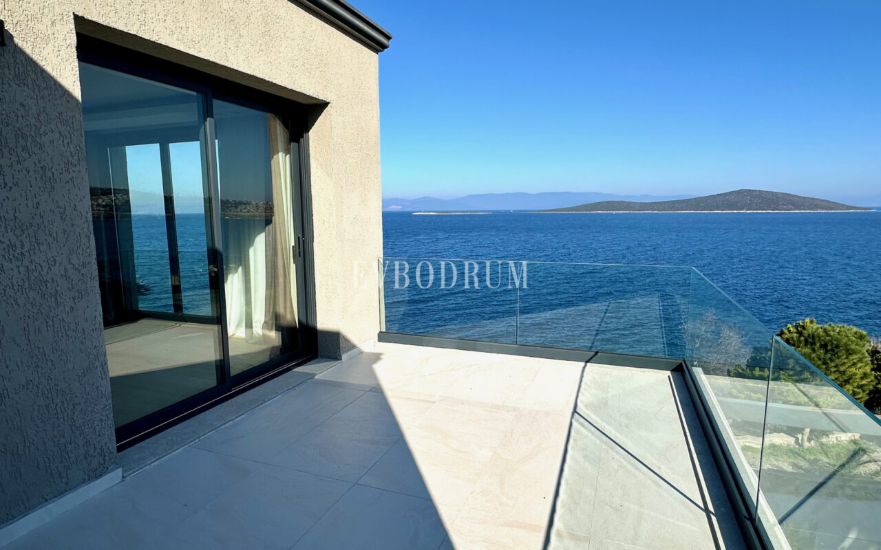 Ön sırada, havuzlu ve plaja erişimli yeni villa