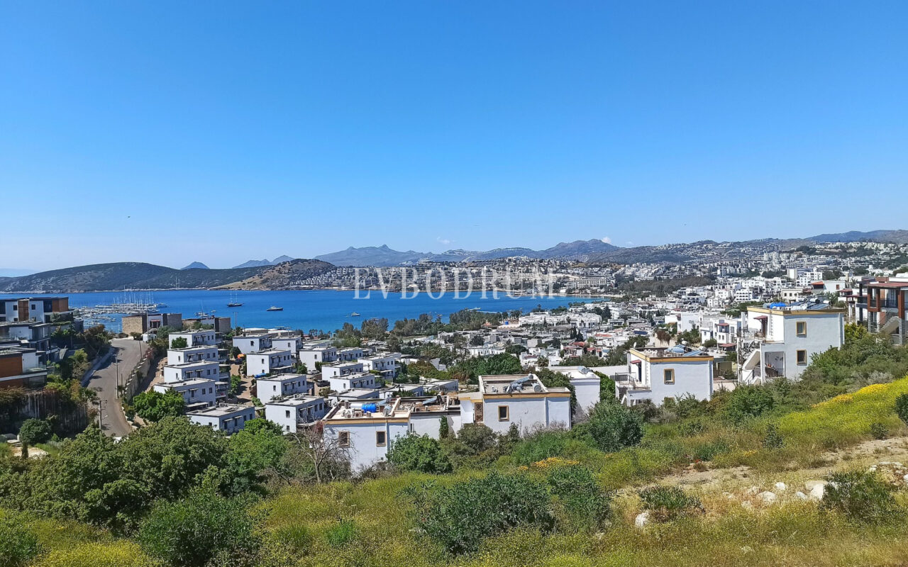 Merkezi lokasyonda, deniz manzaralı ikiz şehir evi