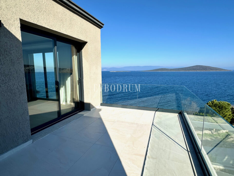 Ön sırada, havuzlu ve plaja erişimli yeni villa – Görsel 6