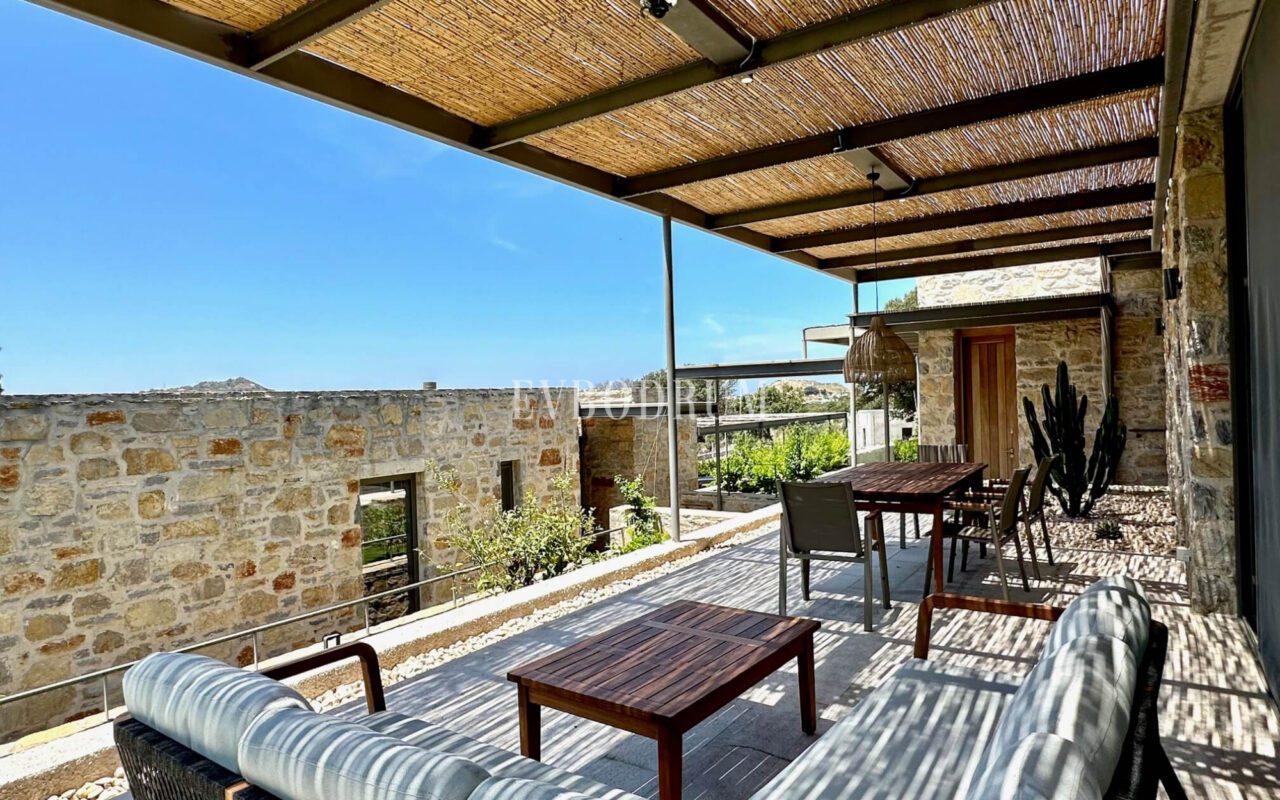 Modern, havuzlu ve geniş bahçeli villa