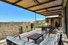 Modern, havuzlu ve geniş bahçeli villa