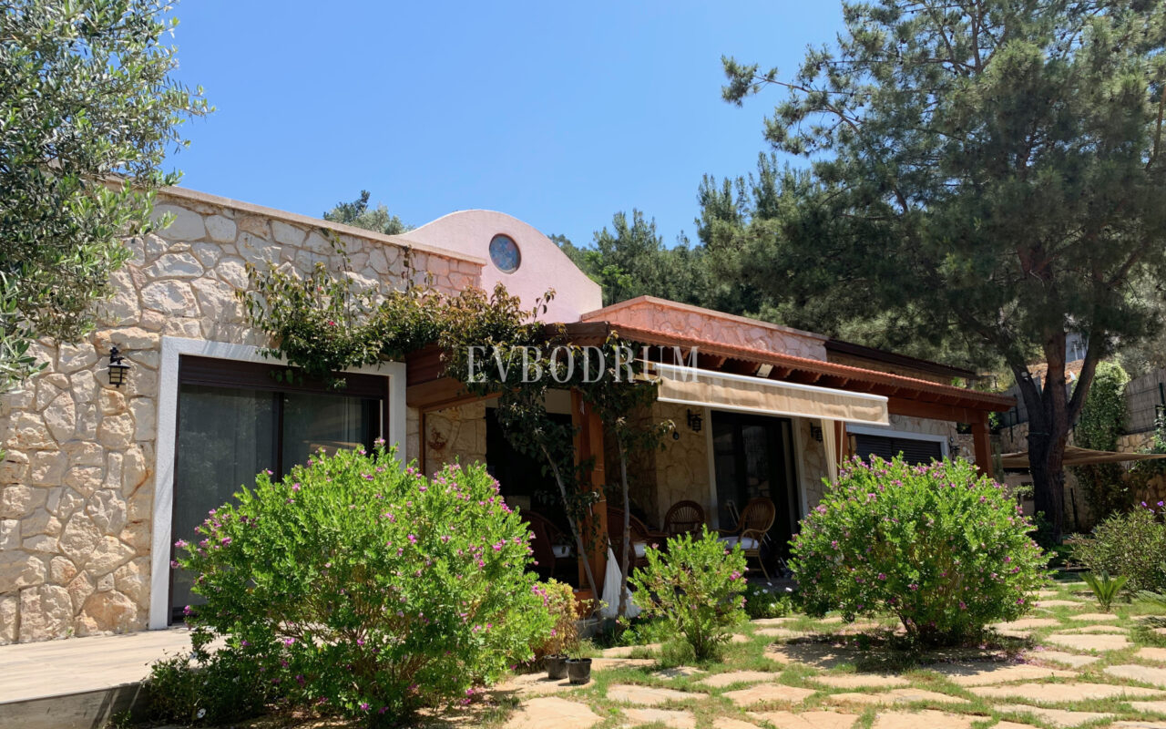 Yalıçiftlik’te tek katlı, bahçeli müstakil ev