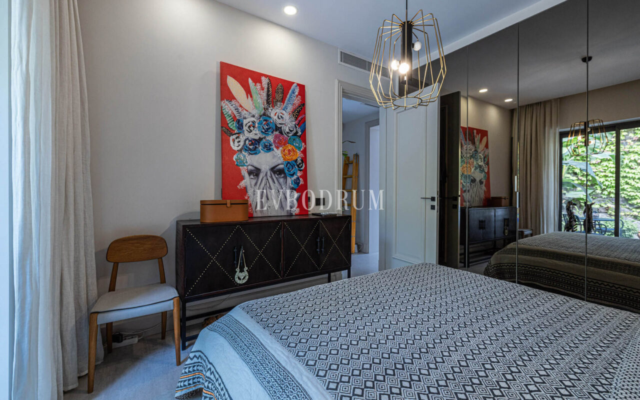 Merkezi lokasyonda zarif, tek katlı, havuzlu villa