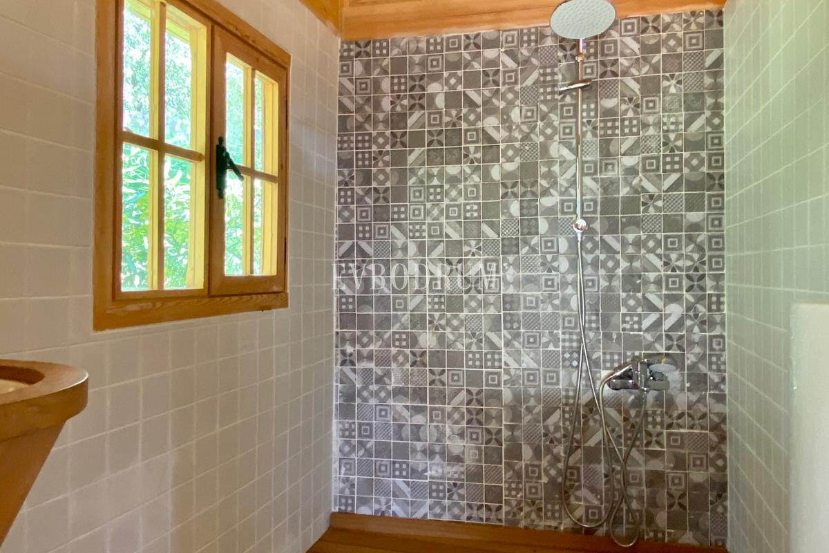 Gümüşlük, Karakaya’da bahçe içinde müstakil taş villa