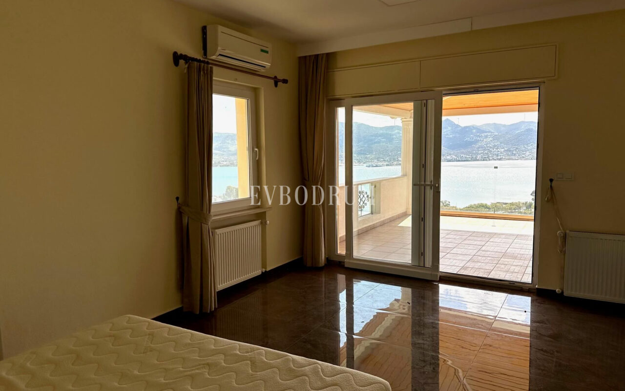 Yalikavak Küdür, önü kapanmaz deniz manzaralı 3 katlı villa