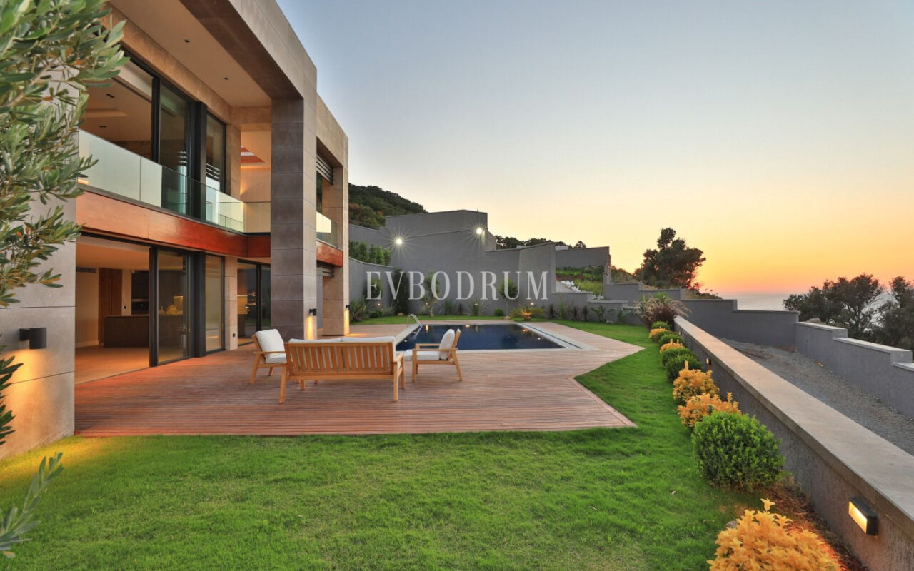 Yeni tamamlanmış, deniz manzaralı, özel havuzlu ve bahçeli villa