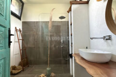 7.970 m2 arazi içinde harika, havuzlu taş ev ve misafirhanesi