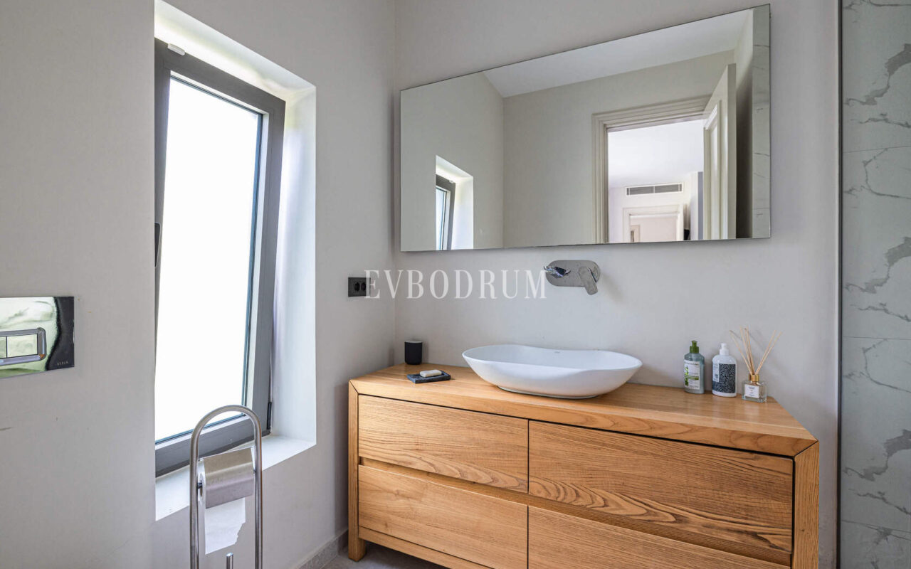 Merkezi lokasyonda zarif, tek katlı, havuzlu villa