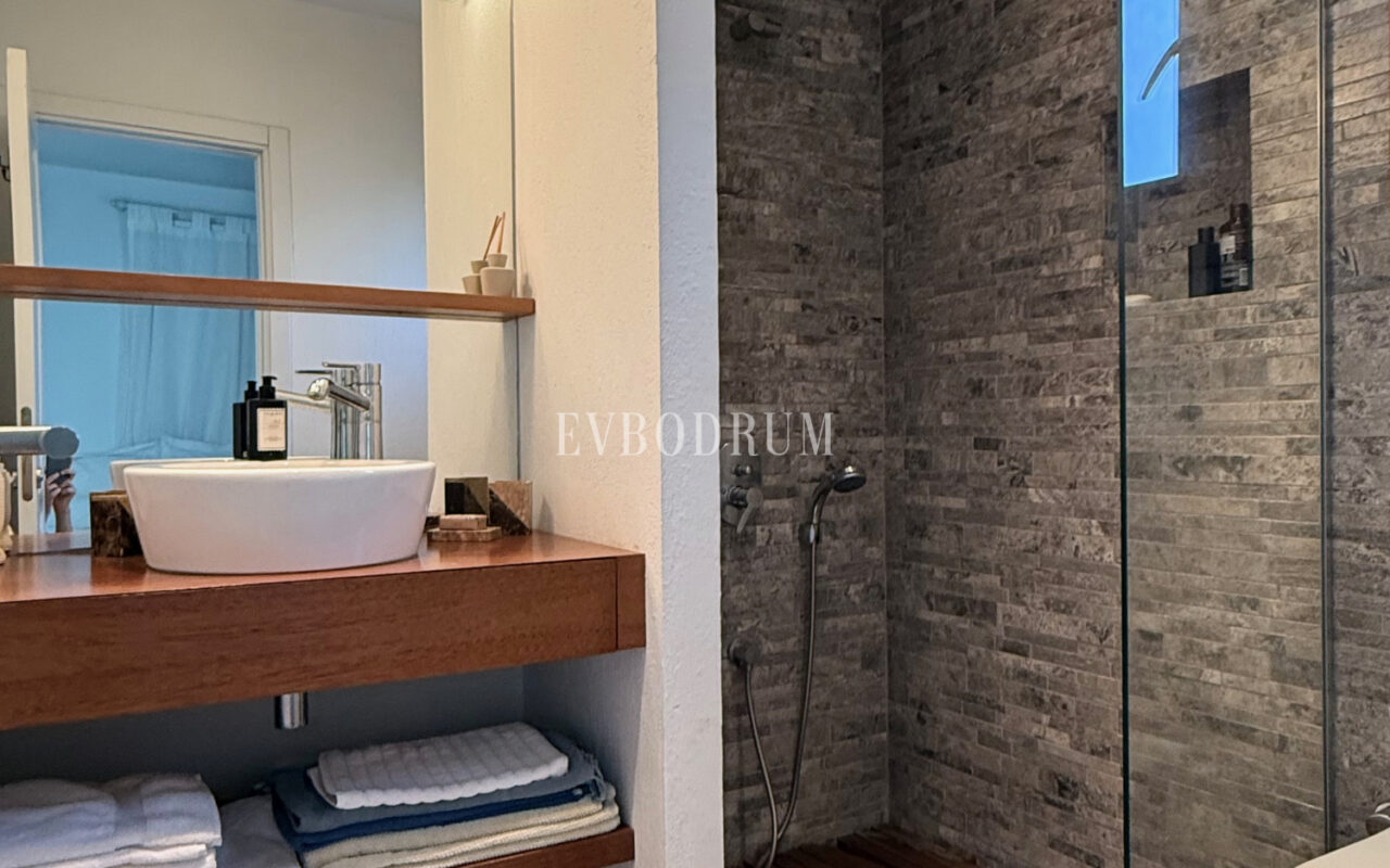 Plaja yürüme mesafesinde, havuzlu ve bahçeli geniş villa