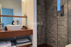 Plaja yürüme mesafesinde, havuzlu ve bahçeli geniş villa