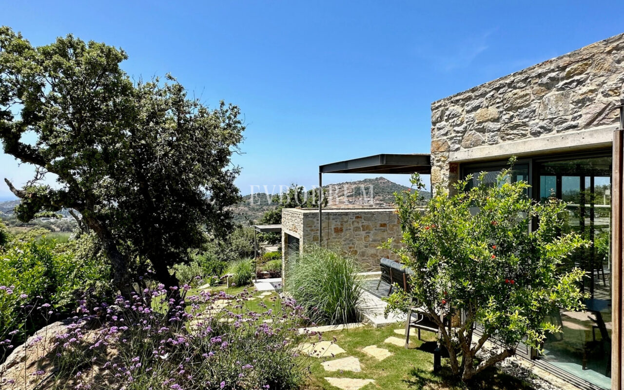 Modern, havuzlu ve geniş bahçeli villa