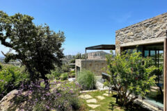 Modern, havuzlu ve geniş bahçeli villa