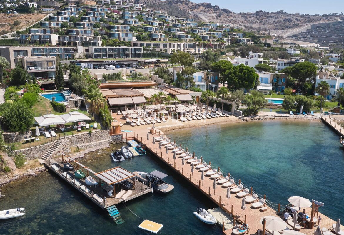 Plajlı sitede, özel havuzlu villa