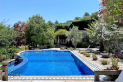 Geniş Bahçeli ve Özel Havuzlu Kiralık Taş Ev