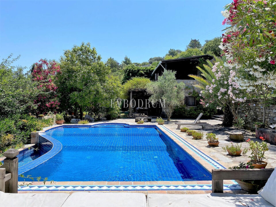 Geniş Bahçeli ve Özel Havuzlu Kiralık Taş Ev