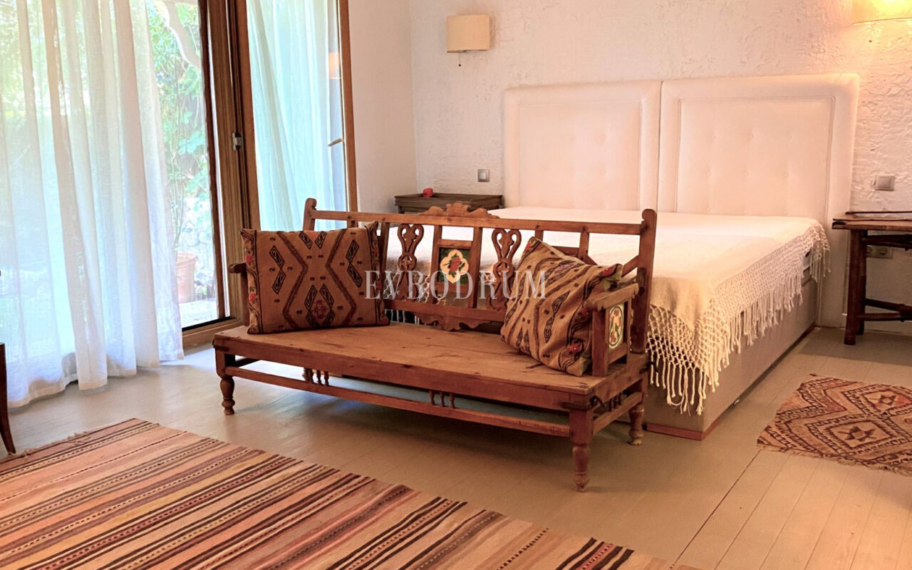 Denize Yürüme Mesafesinde Havuzlu Geniş Villa