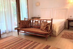 Denize Yürüme Mesafesinde Havuzlu Geniş Villa