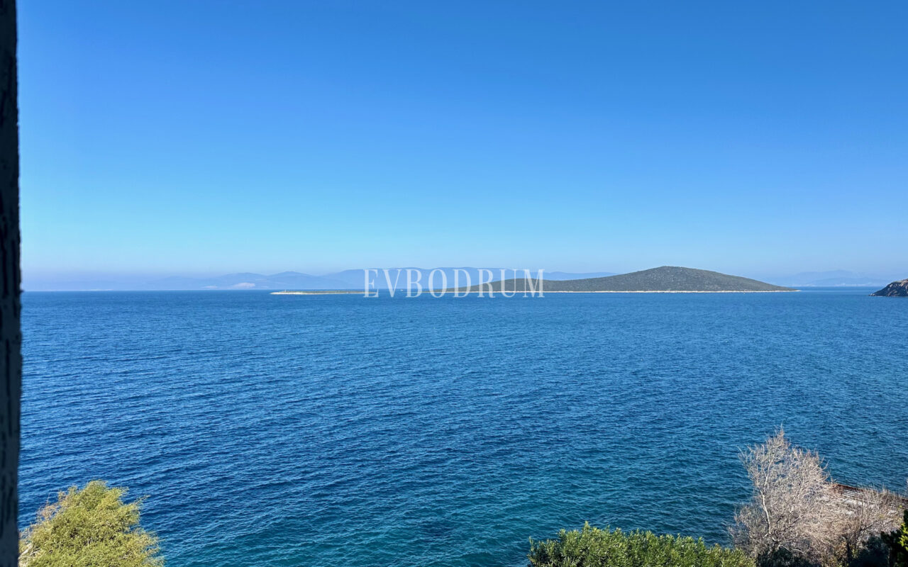 Ön sırada, havuzlu ve plaja erişimli yeni villa