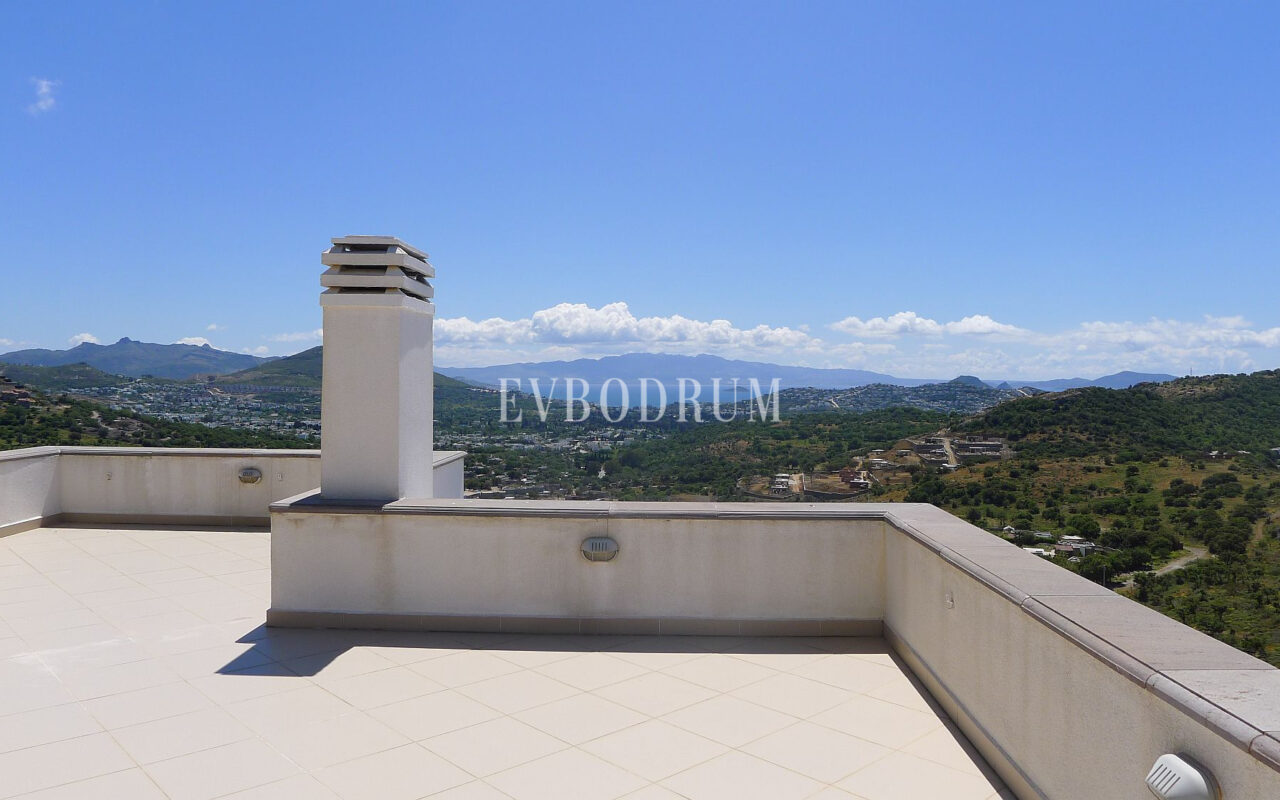 Deniz manzaralı, ortak havuzlu tripleks villa