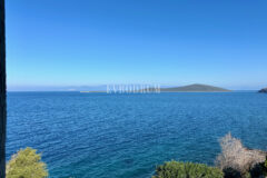 Ön sırada, havuzlu ve plaja erişimli yeni villa