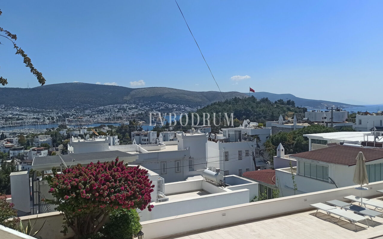 Merkezi lokasyonda, deniz manzaralı ikiz şehir evi