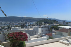 Merkezi lokasyonda, deniz manzaralı ikiz şehir evi