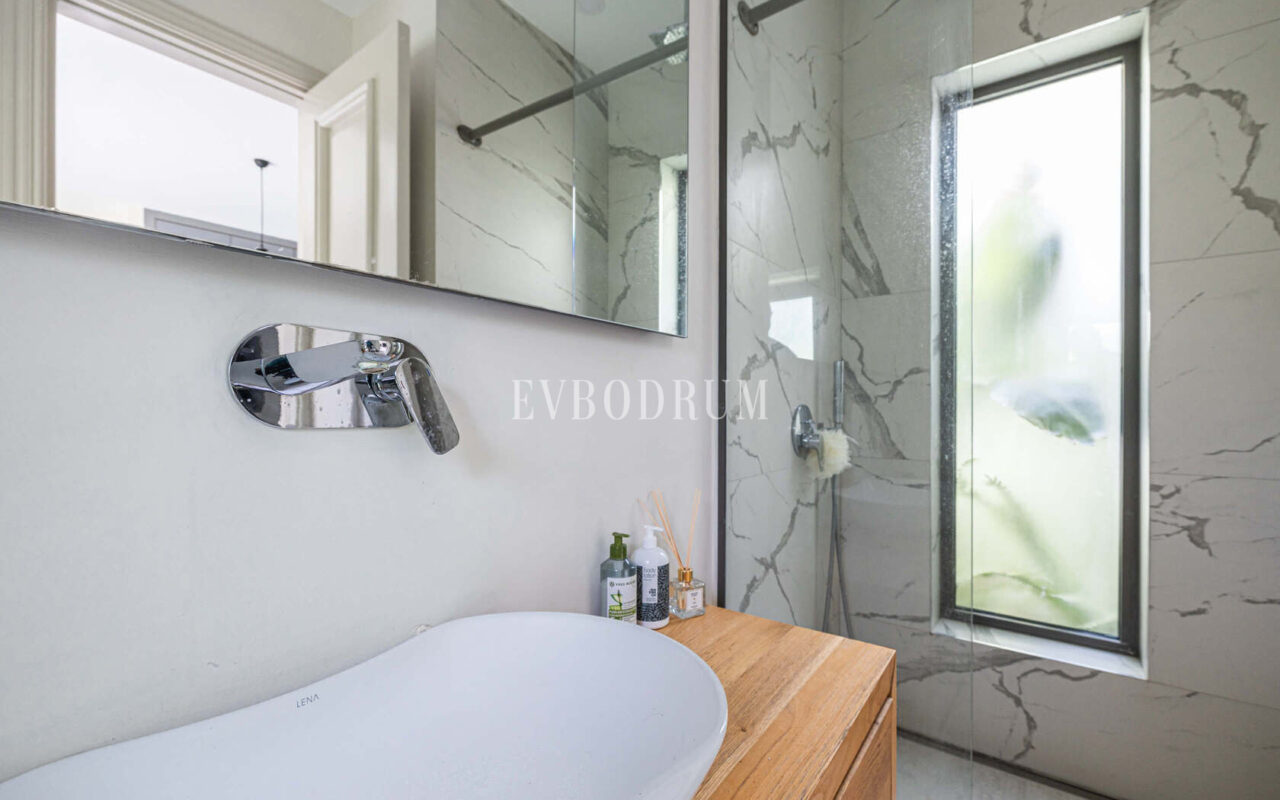 Merkezi lokasyonda zarif, tek katlı, havuzlu villa