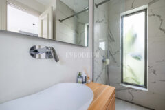 Merkezi lokasyonda zarif, tek katlı, havuzlu villa