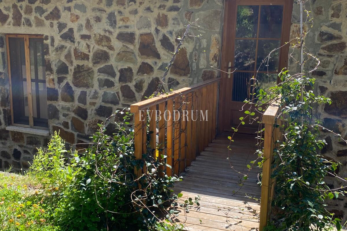 Gümüşlük, Karakaya’da bahçe içinde müstakil taş villa