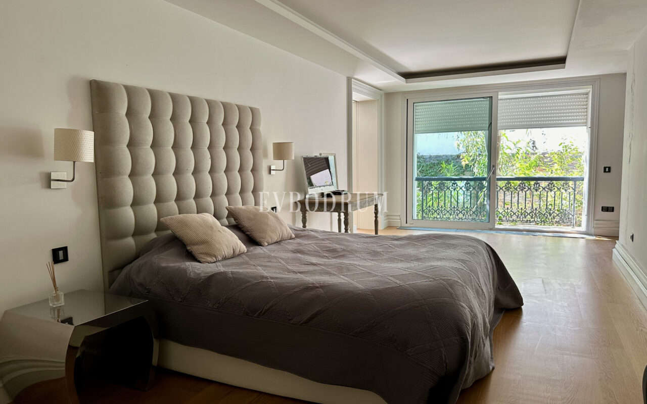 Zarif ve özel, havuzlu, manzaralı şehir evi