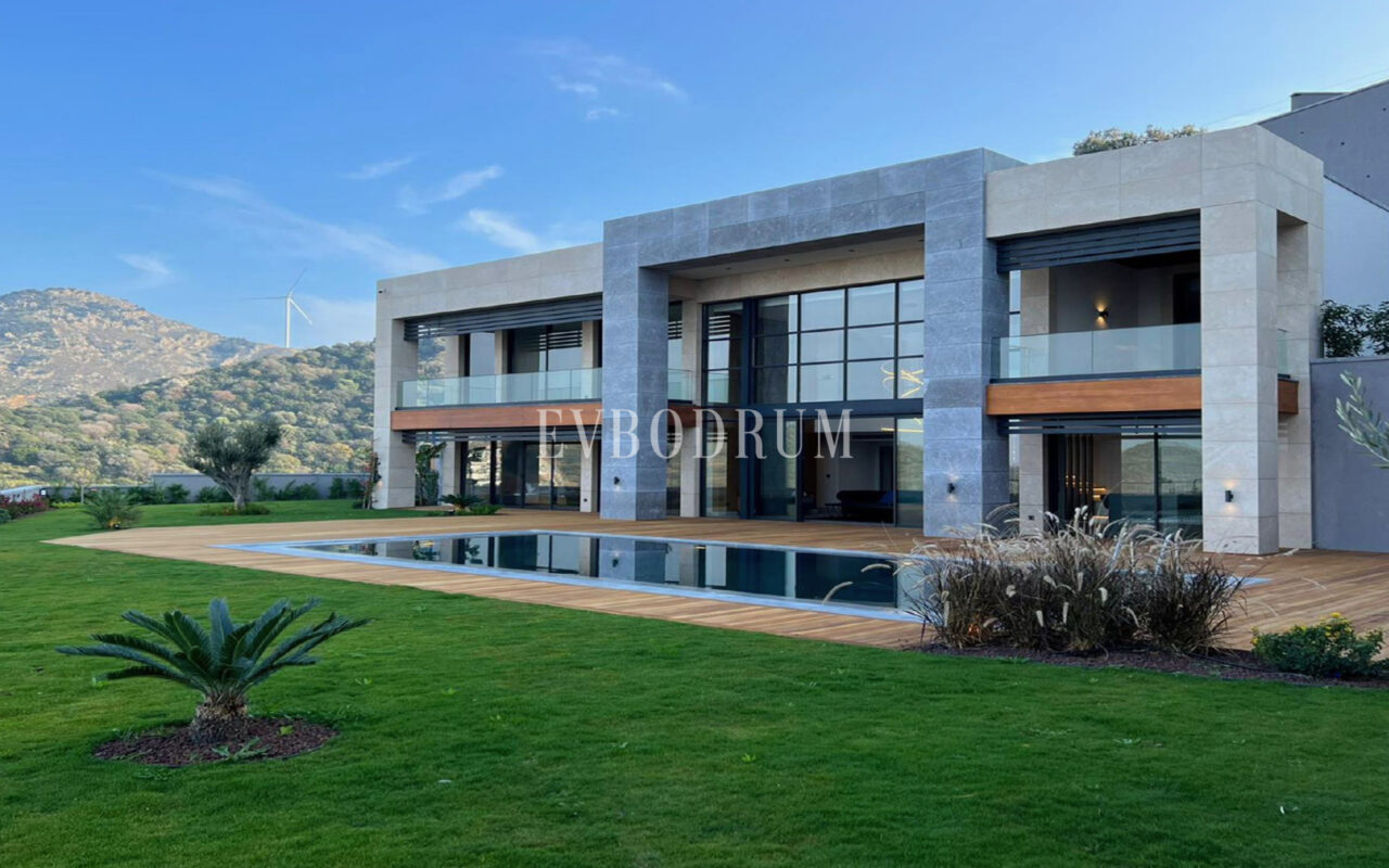 Yeni tamamlanmış, deniz manzaralı, özel havuzlu ve bahçeli villa