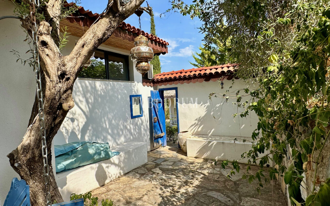 7.970 m2 arazi içinde harika, havuzlu taş ev ve misafirhanesi