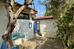 7.970 m2 arazi içinde harika, havuzlu taş ev ve misafirhanesi