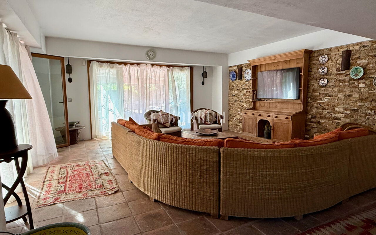 Plaja yürüme mesafesinde, havuzlu ve bahçeli geniş villa