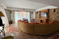 Plaja yürüme mesafesinde, havuzlu ve bahçeli geniş villa