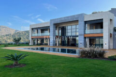 Yeni tamamlanmış, deniz manzaralı, özel havuzlu ve bahçeli villa