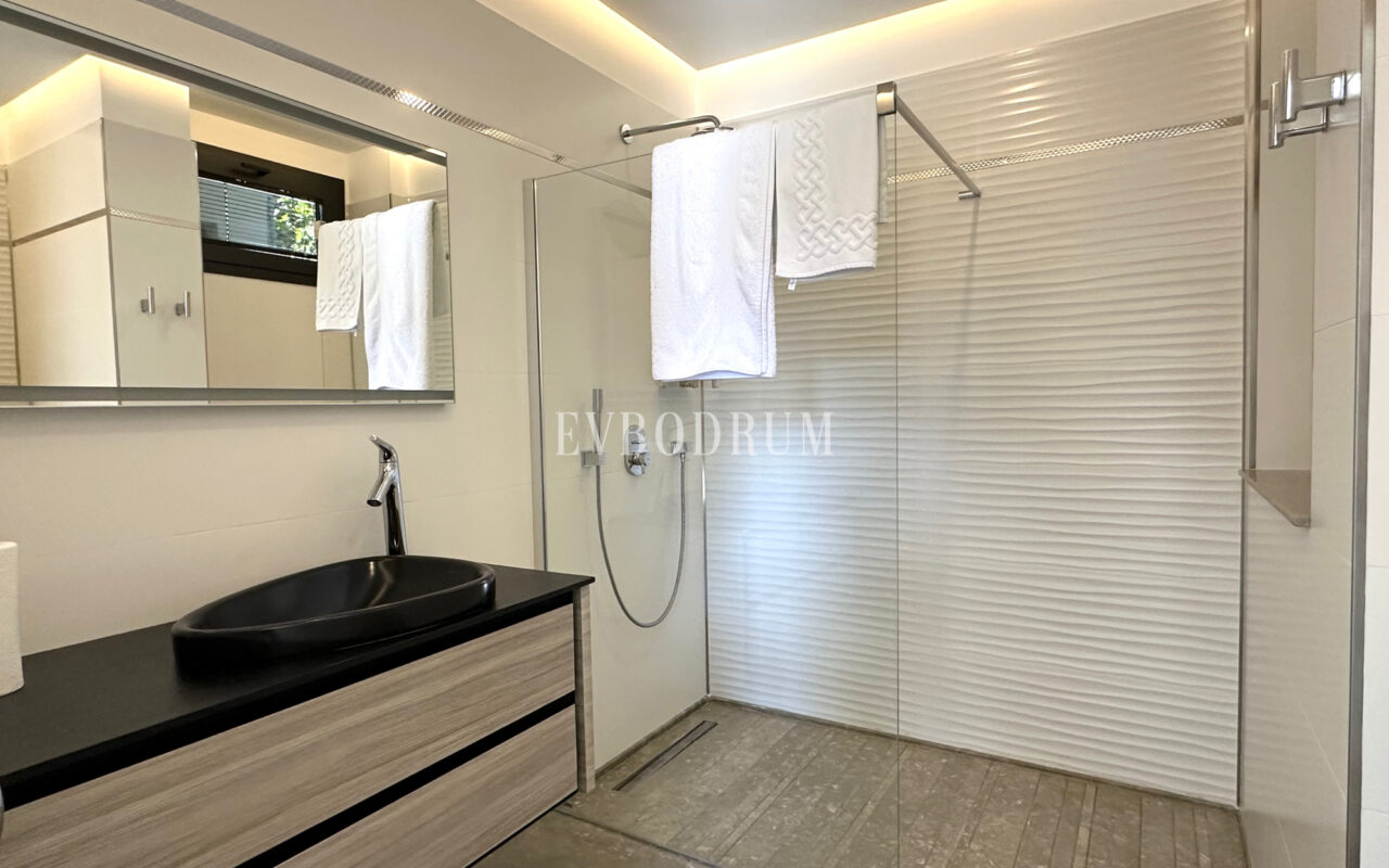 Bitez’de 2 Havuzlu, Misafir Evli Büyük Bahçeli Villa