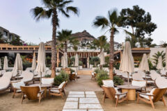 Plajlı sitede, özel havuzlu villa