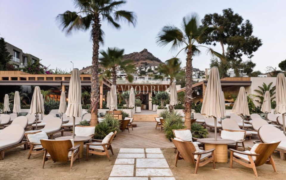 Plajlı sitede, özel havuzlu villa