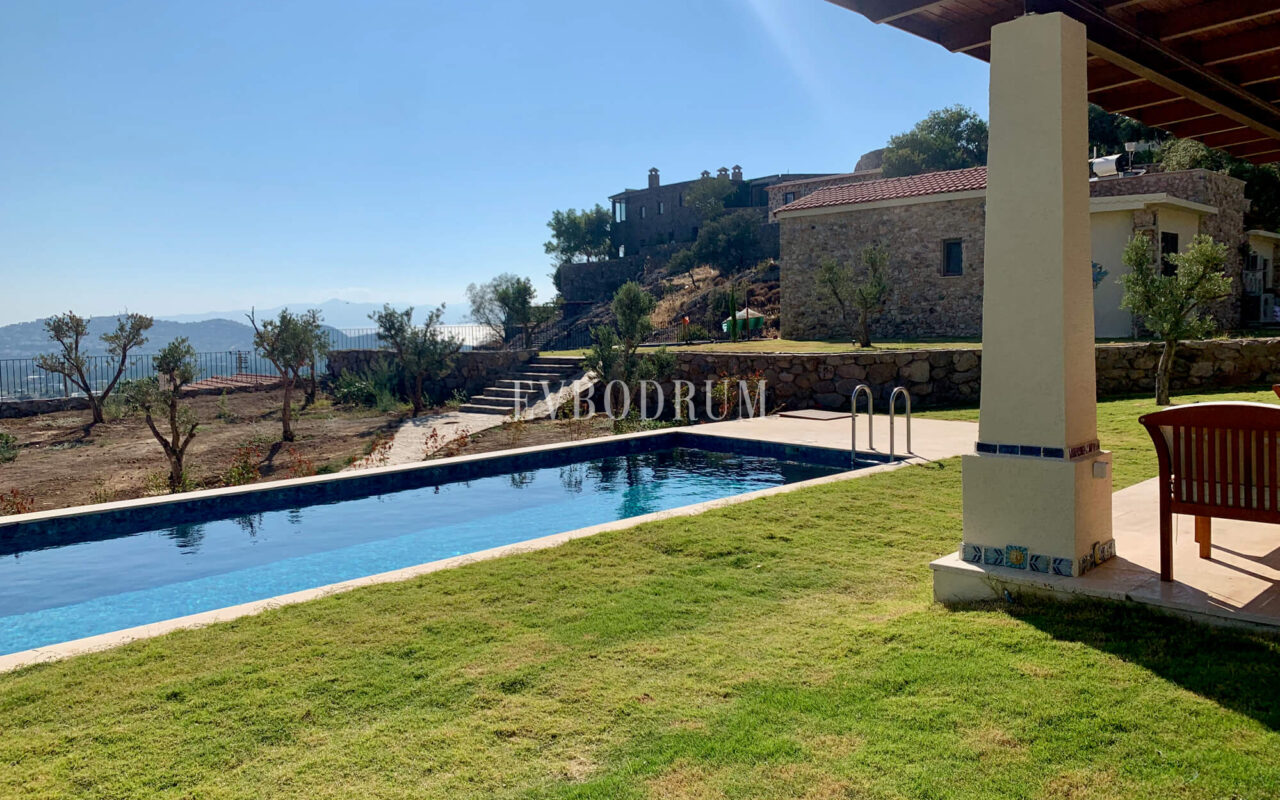 Gümüşlük'te bahçe içinde, havuzlu villa