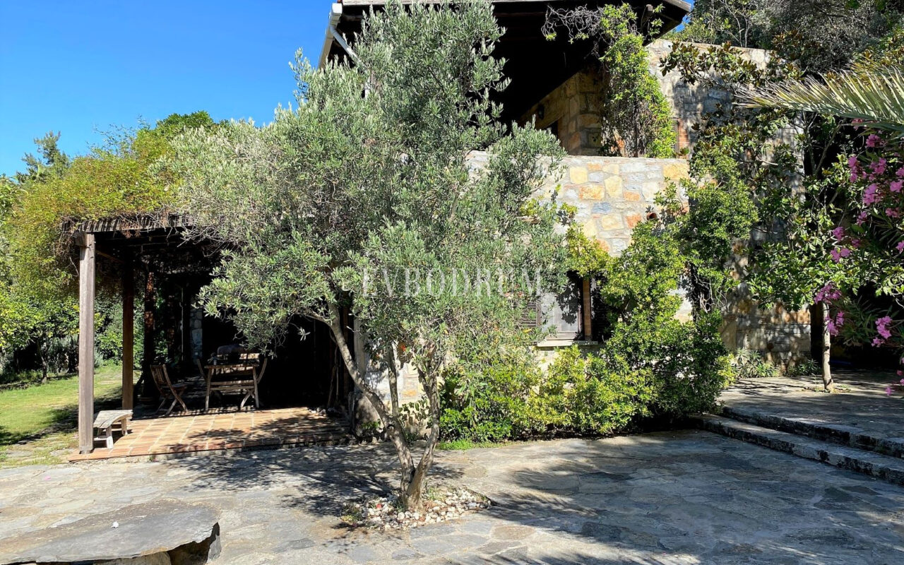 Geniş Bahçeli ve Özel Havuzlu Kiralık Taş Ev