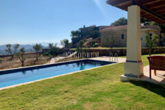 Gümüşlük'te bahçe içinde, havuzlu villa