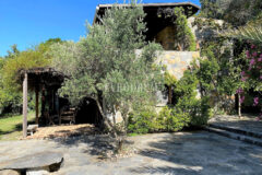 Geniş Bahçeli ve Özel Havuzlu Kiralık Taş Ev