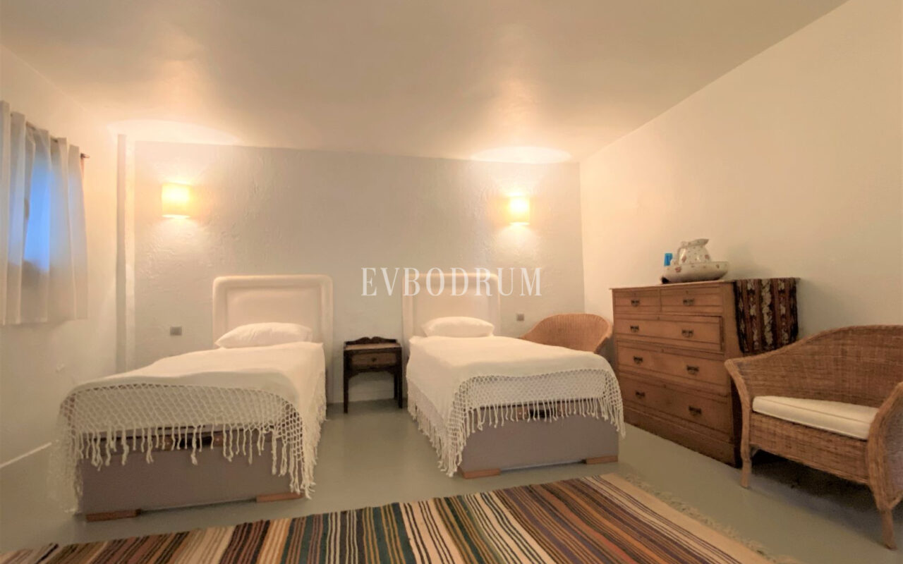 Denize Yürüme Mesafesinde Havuzlu Geniş Villa