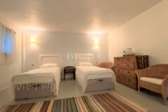 Denize Yürüme Mesafesinde Havuzlu Geniş Villa