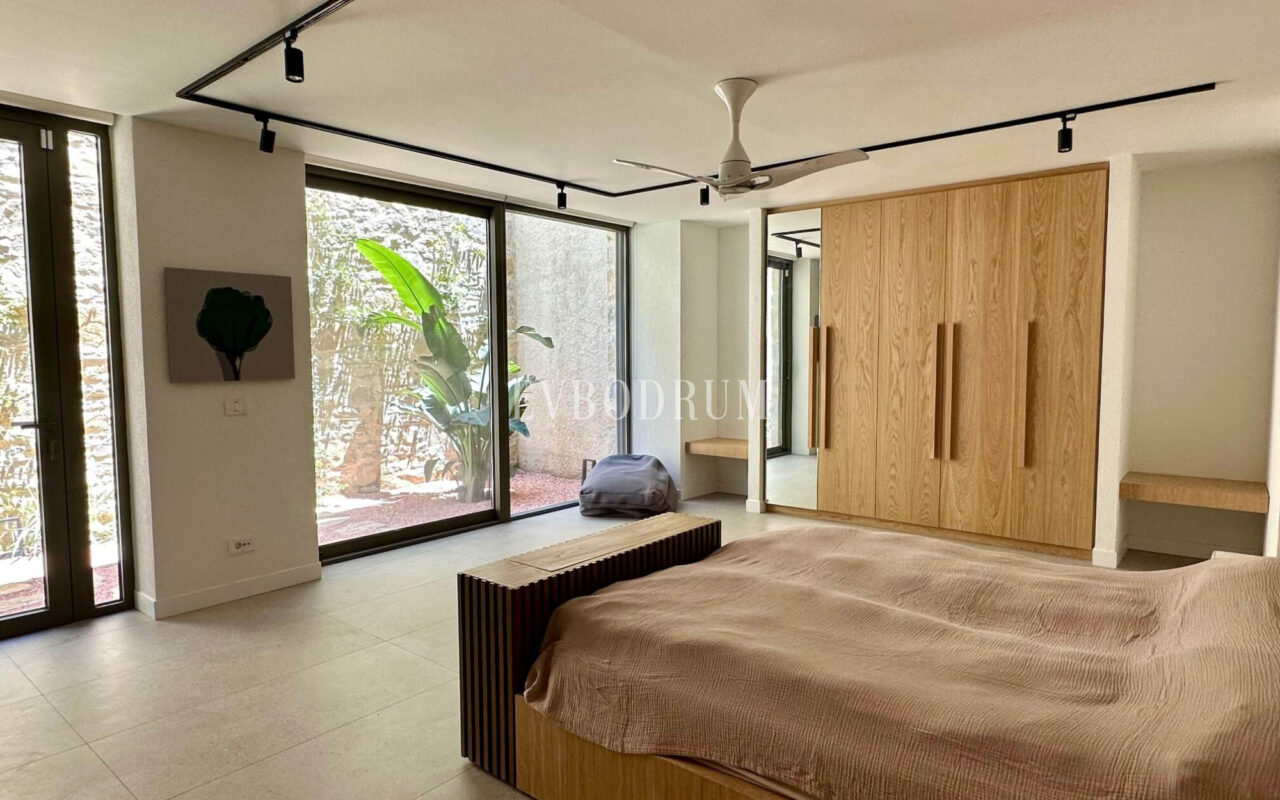 Modern, havuzlu ve geniş bahçeli villa