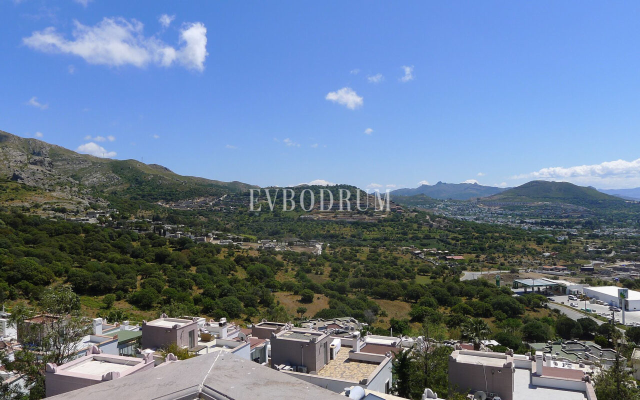 Deniz manzaralı, ortak havuzlu tripleks villa