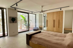 Modern, havuzlu ve geniş bahçeli villa