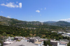 Deniz manzaralı, ortak havuzlu tripleks villa