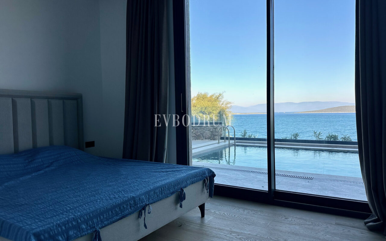 Ön sırada, havuzlu ve plaja erişimli yeni villa